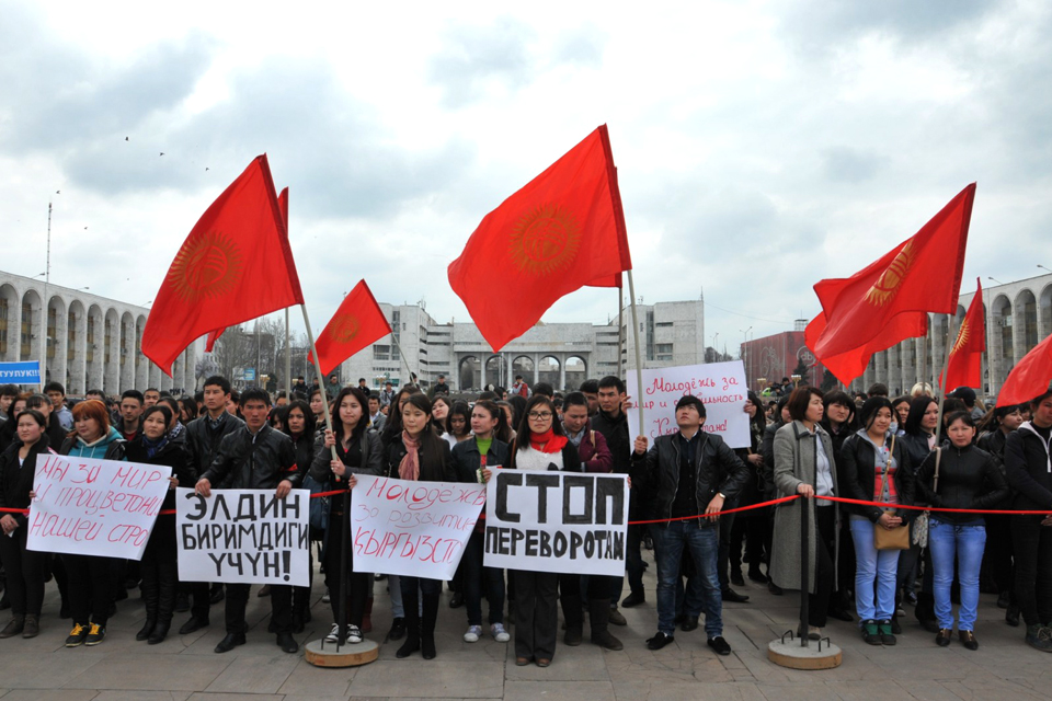 Бишкекте митингдер өтө көп болот, андыктан кээ бирде митингдерге каршы митингдер да болуп турат. Сүрөттө 2013-жылдын 12-мартындагы митингтерге каршы өткөн митинг.
