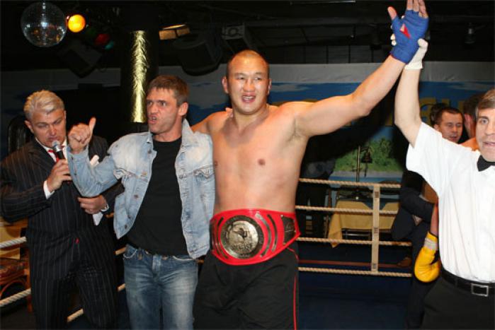 Абасов 2005-2007-жылдары кикбоксингдин WAKO версиясы боюнча дүйнөнүн чемпиону болгондугу менен белгилүү болчу.