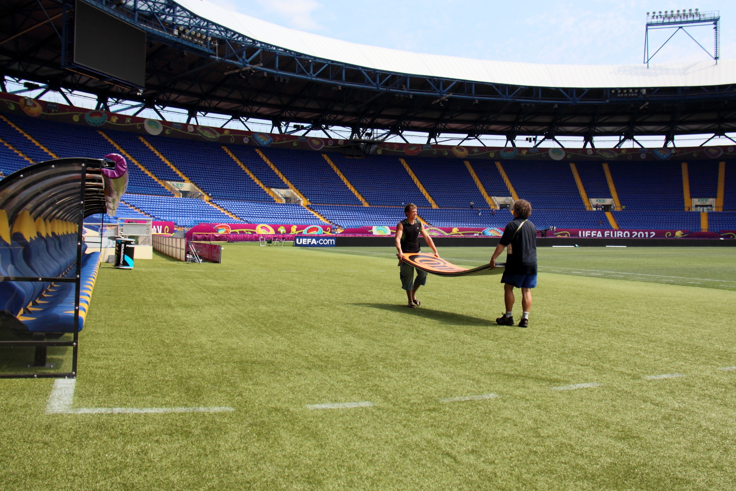 «Металлист» стадиону Евро-2012ге даярданып жатат. Анда мага бул сүрөттү жайгаштырууга тыюу салышкан.