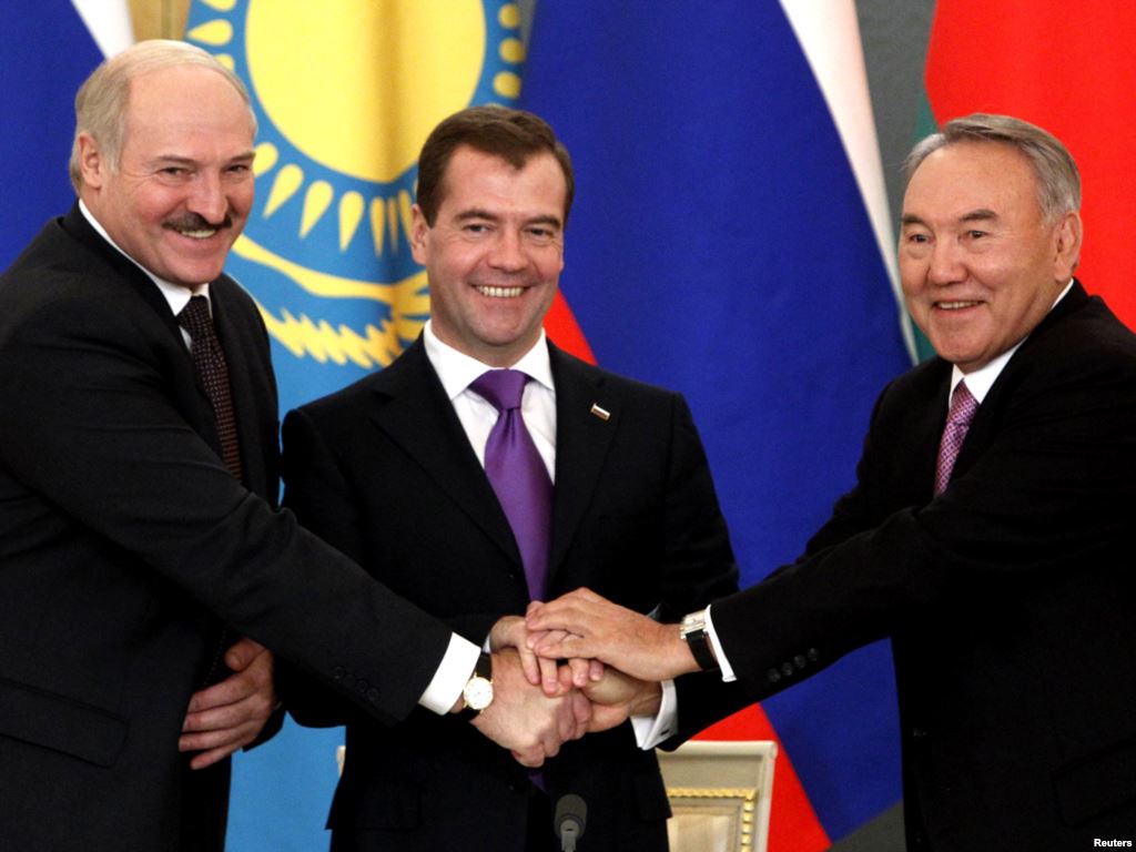 Сүрөттө: Белоруссиянын президенти Александр Лукашенко, Орусиянын экс-президенти Дмитрий Медведев жана Казакстандын президенти Нурсултан Назарбаев.
