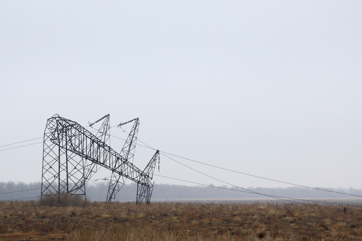 Донецке жакын жердеги электр зымдары согуш маалында талкаланган. Сүрөт: Бектур Искендер / Kloop.kg
