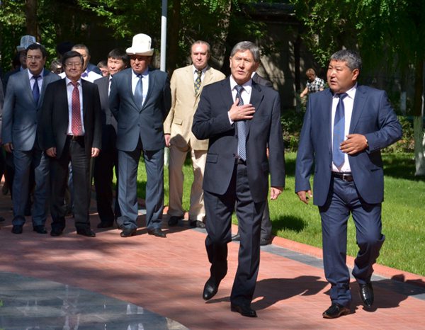 Президент Алмазбек Атамбаев менен Оштун экс-мэри Мелис Мырзакматов.