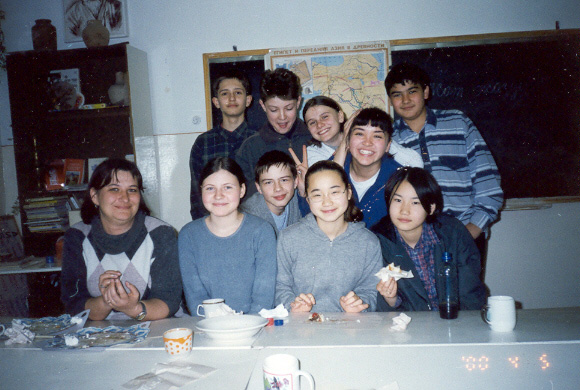 Ольга Видишева Бишкектеги классташтары менен, 1999-жыл.