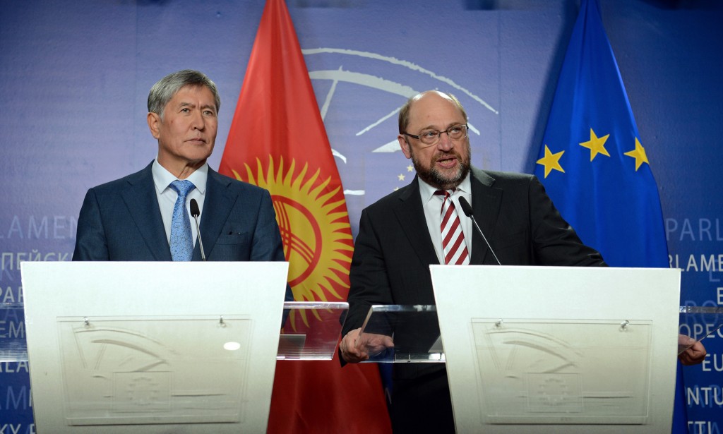 Алмазбек Атамбаев менен Европа парламентинин төрагасы Мартин Шульц.