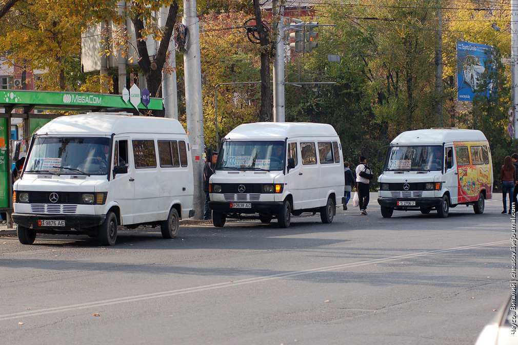 Ахунбаев көчөсү менен Тынчтык проспектисинин кесилишинде жайгашкан аялдамадагы маршруттук таксилер.