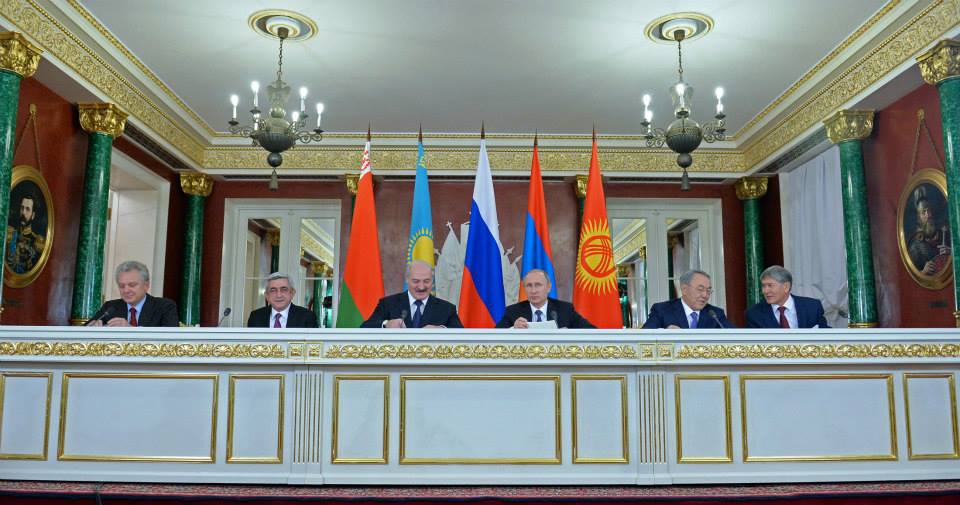 ЕАЭБге мүчө беш өлкөнүн — Орусия, Казакстан, Армения, Кыргызстан жана Беларустун президенттери.