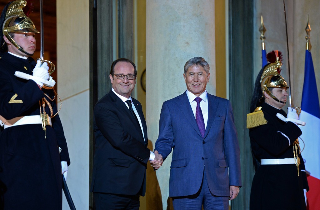 Кыргызстандын президенти Алмазбек Атамбаев менен Франциянын президенти Франсуа Олланд.