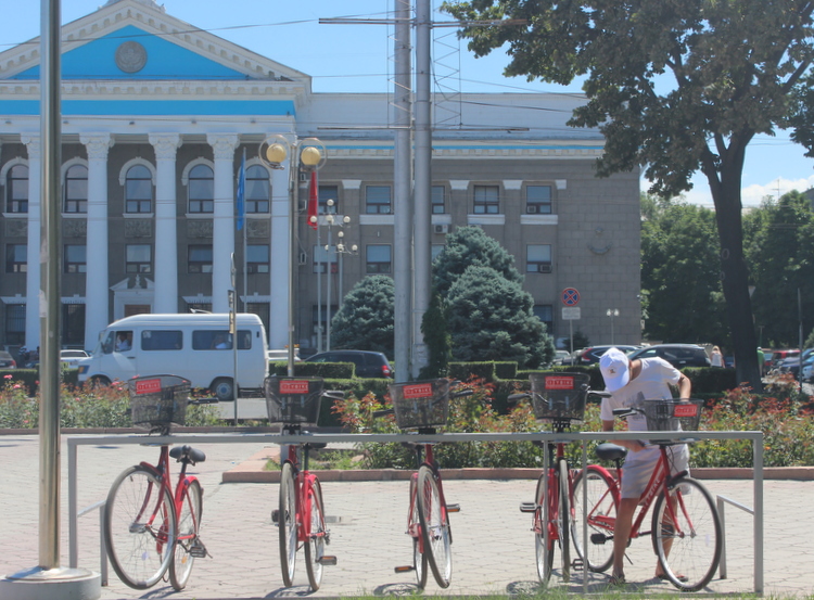 Филармониянын алдындагы велосипед ижарага берүү станциясы.