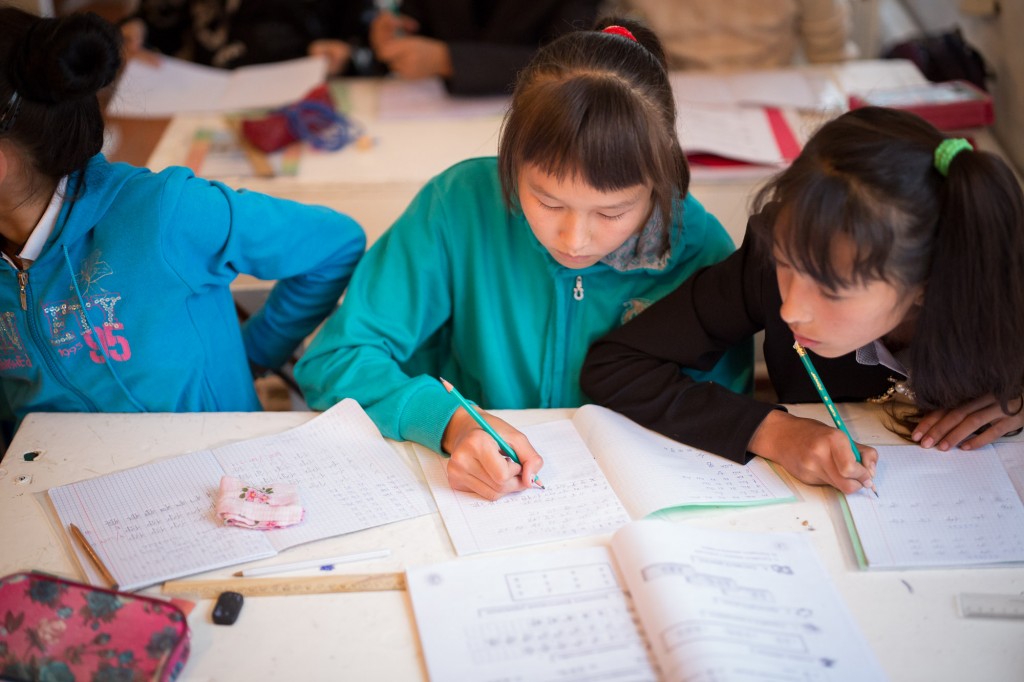 Каракол, Кыргызстан. Түрдүү улуттагы мектеп окуучулары кытай тилин үйрөнүп жатышат