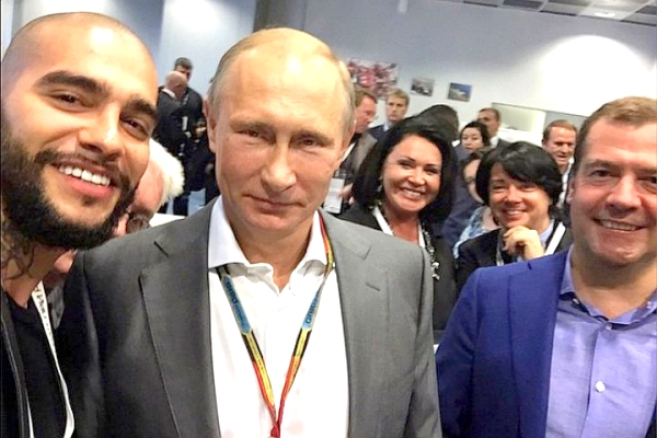 Орусиянын президенти Владимир Путин, орус өкмөтүнүн башчысы Дмитрий Медведев жана популярдуу орусиялык аткаруучу Тимати.