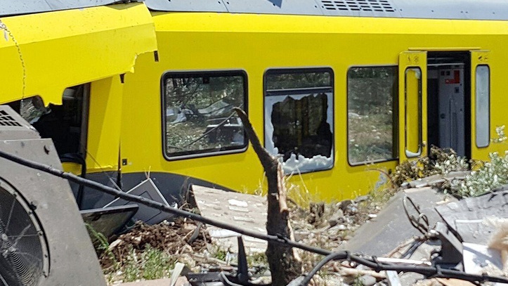 epa05421613 A handout picture provided by the Italian Fire Brigade on 12 July 2016 shows the crash site where two trains collided on a single-track stretch between Ruvo di Puglia and Corato, southern Italy, 12 July 2016. A least ten people have been killed and dozens injured according to reports. EPA/ITALIAN FIRE BRIGADE / HANDOUT HANDOUT EDITORIAL USE ONLY/NO SALES HANDOUT EDITORIAL USE ONLY/NO SALES