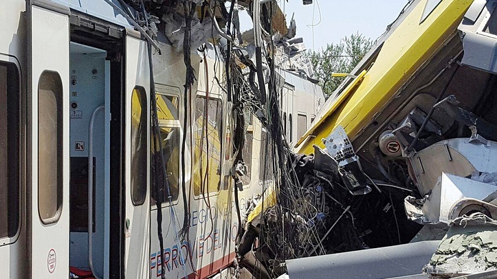 epa05421614 A handout picture provided by the Italian Fire Brigade on 12 July 2016 shows the crash site where two trains collided on a single-track stretch between Ruvo di Puglia and Corato, southern Italy, 12 July 2016. A least ten people have been killed and dozens injured according to reports. EPA/ITALIAN FIRE BRIGADE / HANDOUT HANDOUT EDITORIAL USE ONLY/NO SALES HANDOUT EDITORIAL USE ONLY/NO SALES