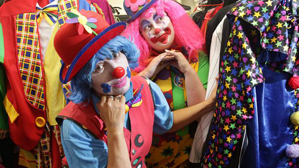 Клоуны Кристина Лав и Шанталь Купер считают, что детской психике нанесли невосполнимую травму. Фото: Daily Telegraph