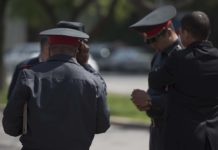 «Көлдү булгабагыла». Ысык-Көлдө милиция кызматкерлери адам өлтүрүүгө шектелип жатат