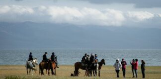 Бийик тоо койнундагы, көгүлтүр Соң-Көл жайлоосунан сүрөт баян