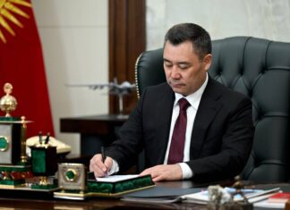 Президент ЖМК жөнүндөгү талаштуу мыйзамга кол койду