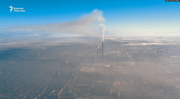 Эмнеге Жапаровдун бийлиги датчикти өчүрүп коюп, кара түтүн менен күрөшүп жатат